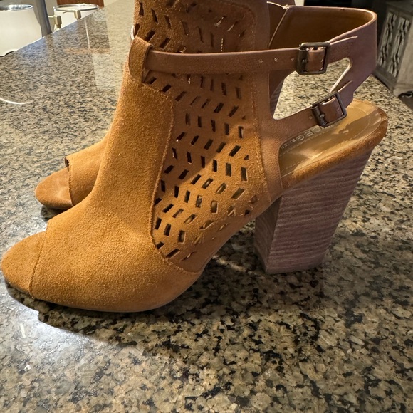 Cute!! BCBG Slightly used Suede Booties Camel color Size 9 1/2 4” heel Zip sides - Picture 4 of 15